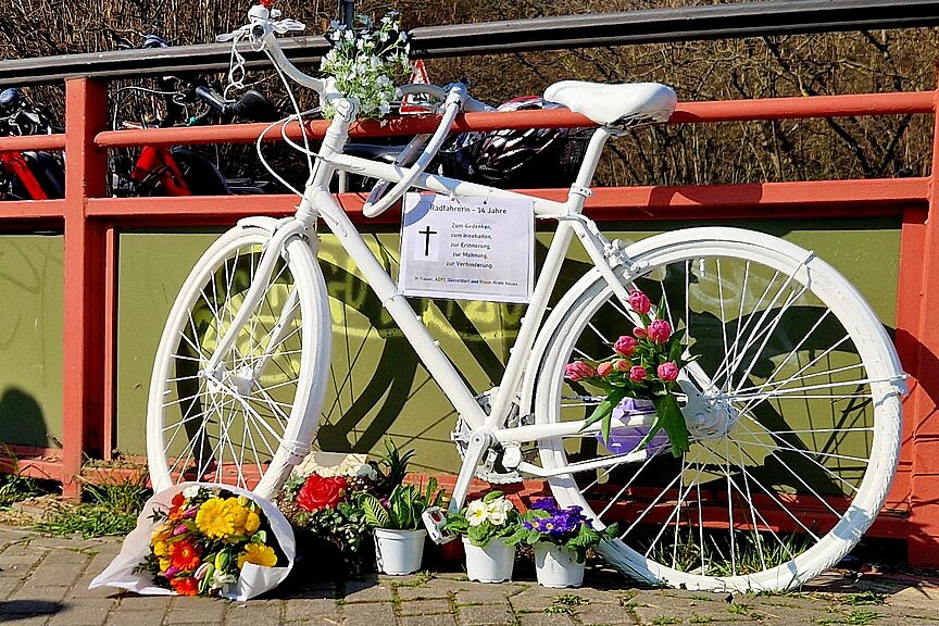 Weißes Fahrrad: Symbol der Trauer und der Arbeit an der Vision Zero Weißes Fahrrad: Symbol der Trauer und der Arbeit an der Vision Zero
